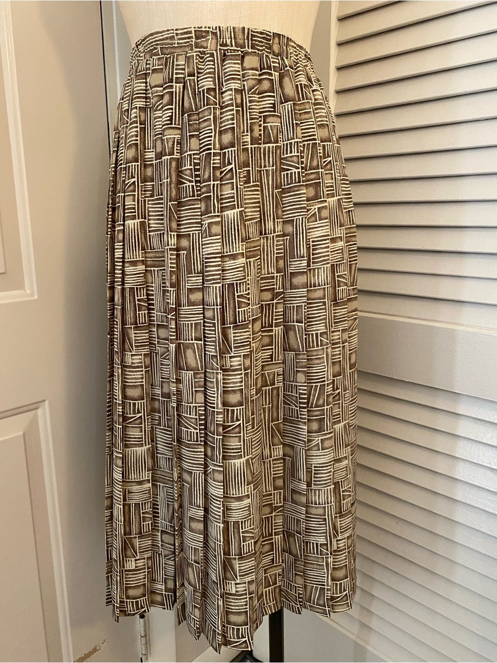 Vintage 1990s “Leslie Fay” Pleated Midi skirt.- Size 10